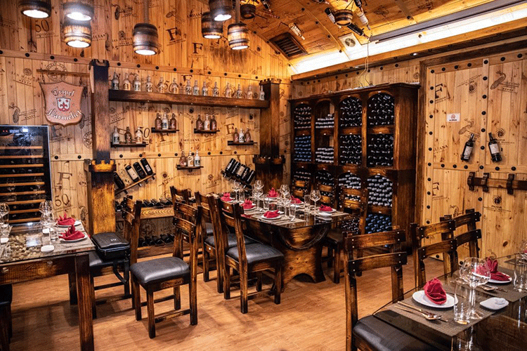 khong-gian-Huyen-Thu-WineCellar-SteakHouse-1024x683